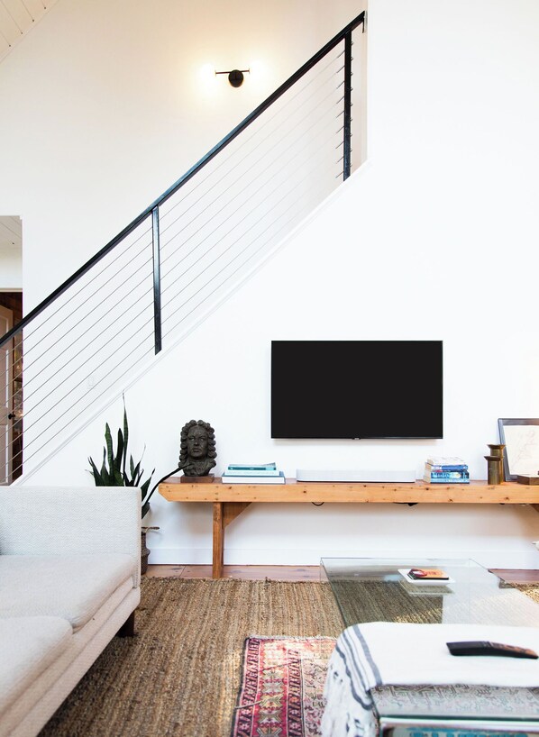 Smart TV, caminetto, impianto stereo