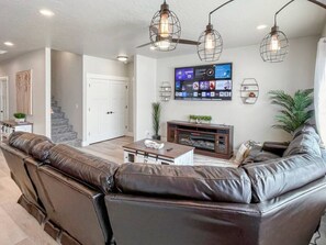 Smart TV, caminetto, videogiochi