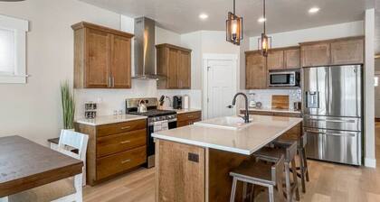 New Donnelly Cabin w/ Hot Tub, Near Lake Cascade!