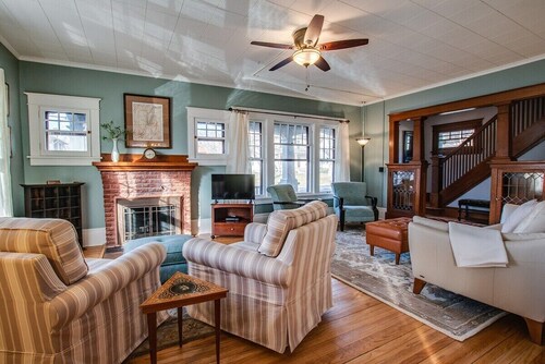 Sampson House: historic town home, close to shops