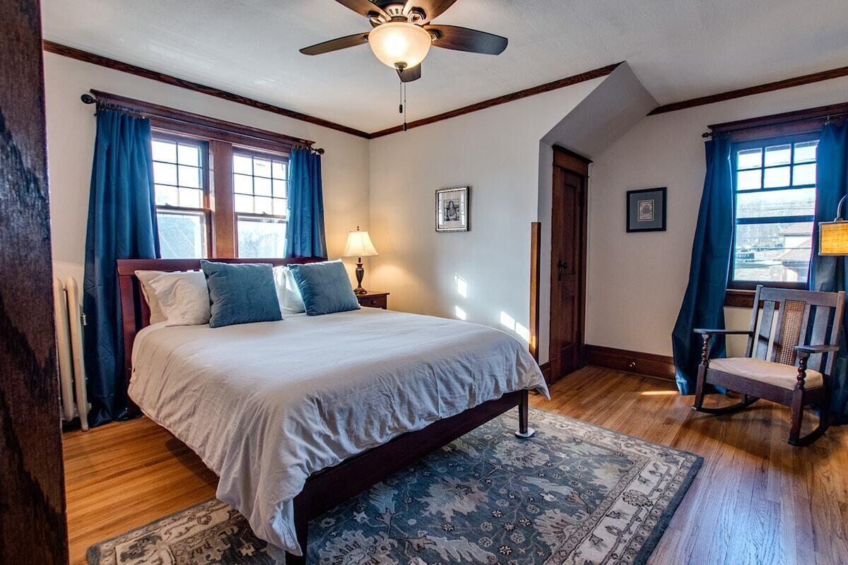 3 عدّة غرف نوم ومكتب وستائر تعتيم ومكواة/لوح كي