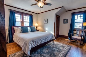 3 soveværelser, skrivebord, mørklægningsgardiner, strygejern/strygebræt