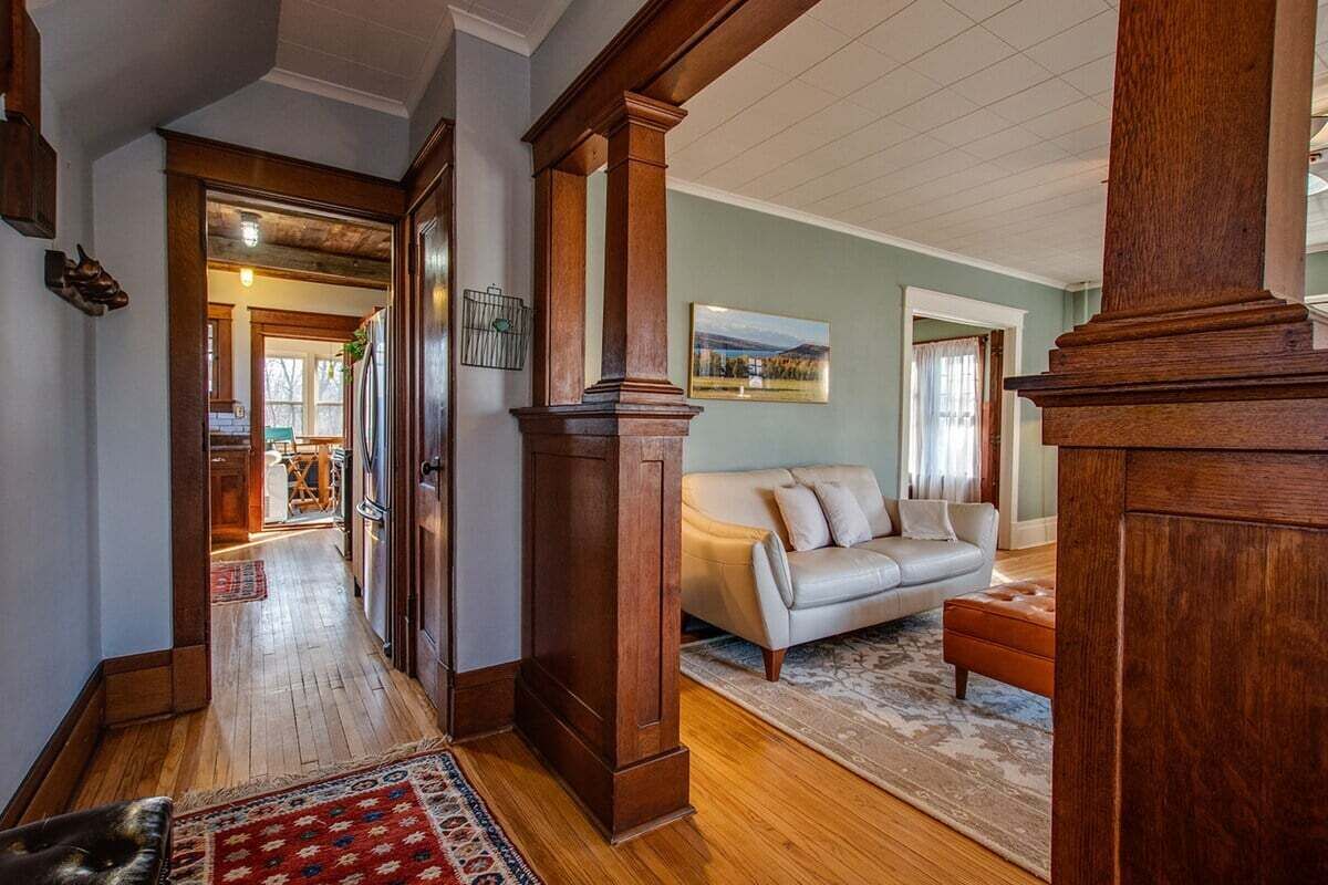 Een smart-tv, een open haard en een kantoor