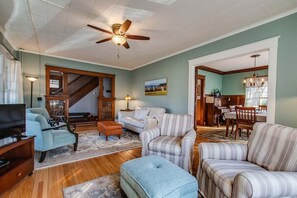 Una Smart TV, una chimenea, una oficina