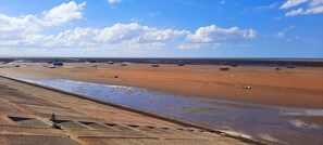 A beach with boats, a sandy shore, and a clear sky. - Cosy and Stylish House on the Coast Near Liverpool (Wirral)