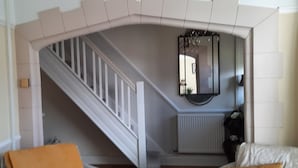 Una escalera con barandillas blancas que lleva a un piso superior.