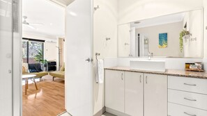 Douche, baignoire à jets, sèche-cheveux