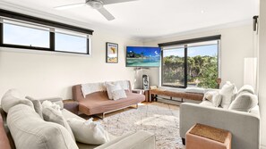 TV, fireplace, ping pong, books - Back Beach Beauty in Smiths Beach (Smiths Beach)