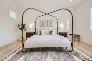 4 bedrooms, desk, iron/ironing board, WiFi - 16- Modern Home- The Music City Collection (Nashville)