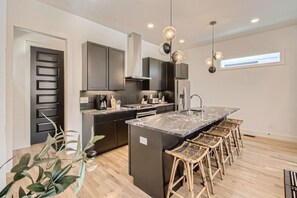 Fridge, microwave, oven, stovetop - 17- Home w/ Rooftop - The Music City Collection (Nashville)