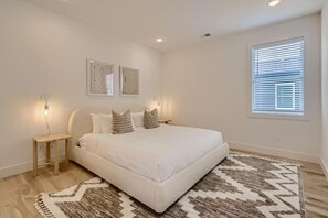 4 bedrooms, desk, iron/ironing board, WiFi - 18- Luxe Modern Home- The Music City Collection (Nashville)