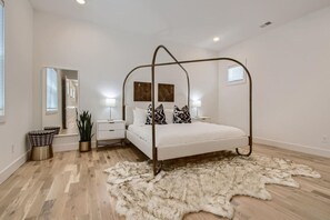 4 bedrooms, desk, iron/ironing board, WiFi - 18- Luxe Modern Home- The Music City Collection (Nashville)