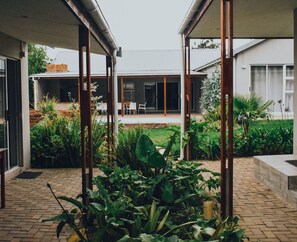 Garden view - Azaria Guesthouse (Swellendam)