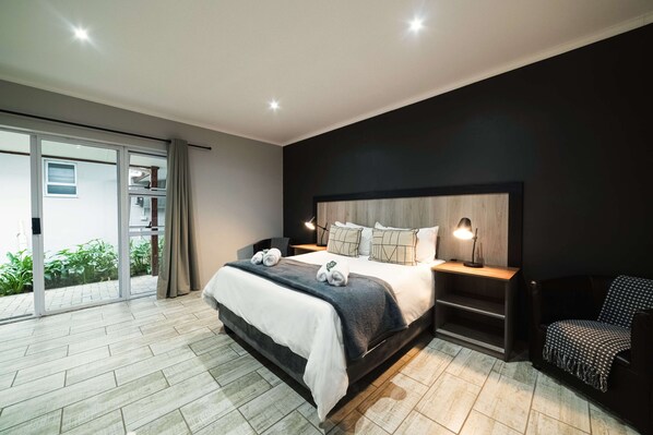 Double Room, 1 Queen Bed | Desk, laptop workspace, free WiFi, bed sheets - Azaria Guesthouse (Swellendam)