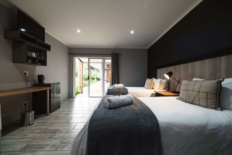 Twin Room | Desk, laptop workspace, free WiFi, bed sheets