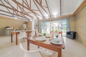 Daily English breakfast (ZAR 100 per person)