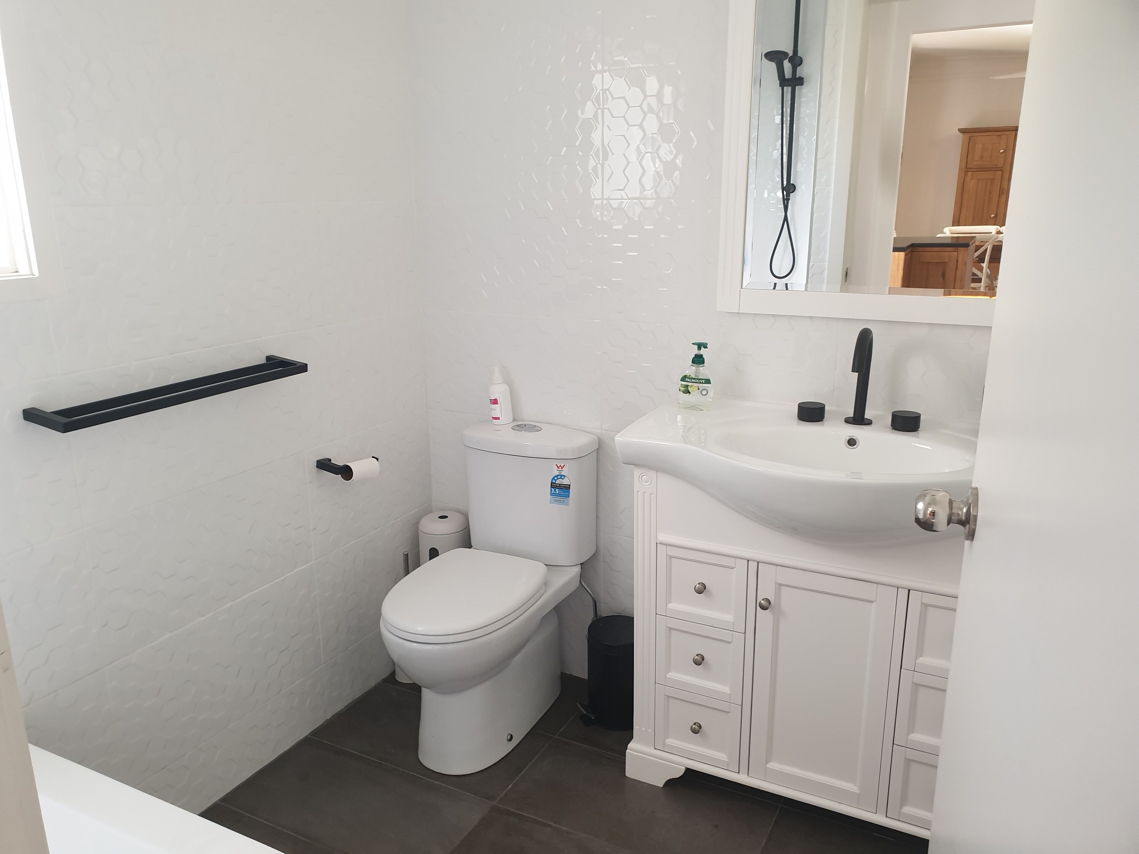 Bright Newly renovated, close to Lake Victoria and 90 mile beach