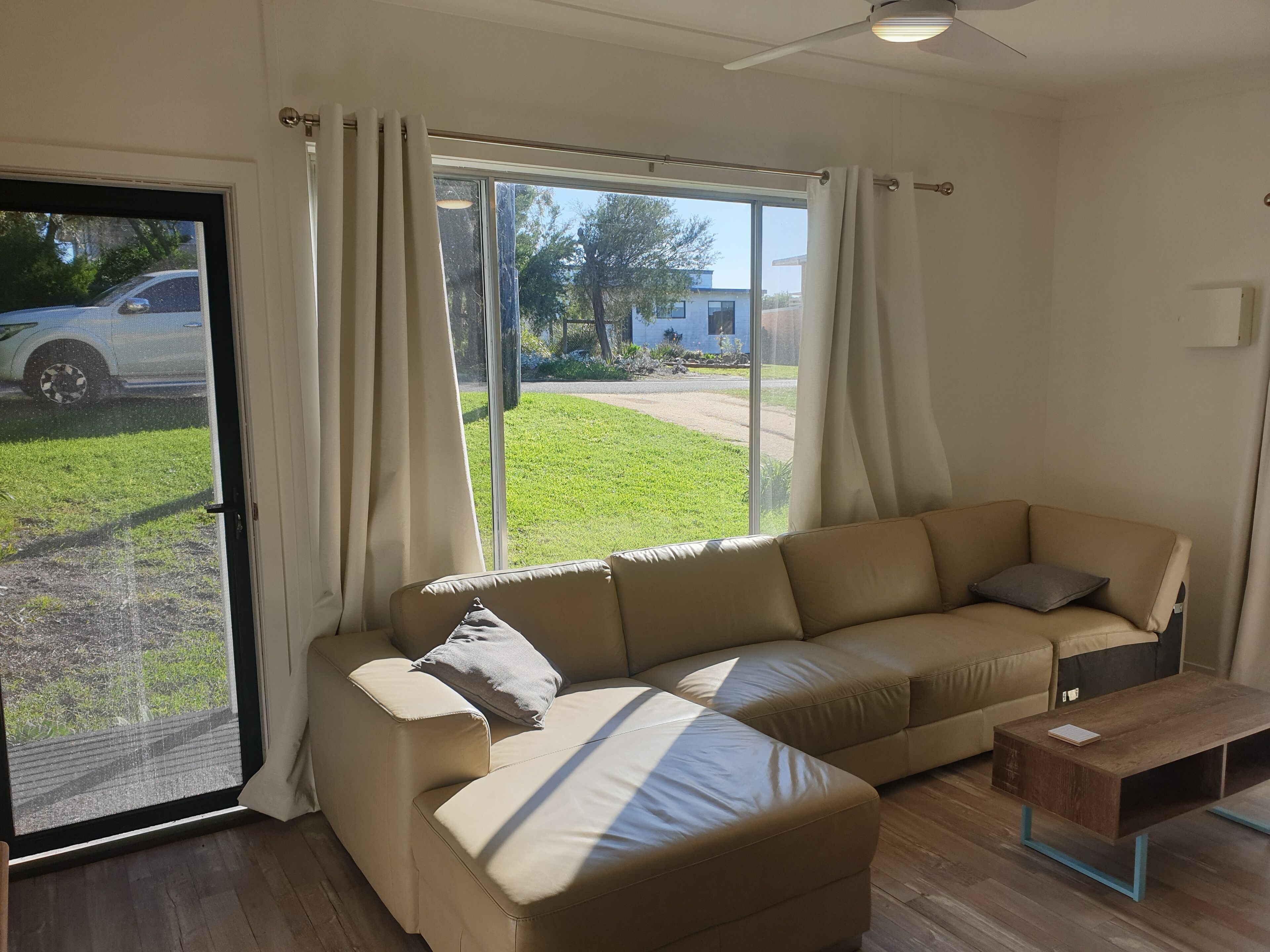 Bright Newly renovated, close to Lake Victoria and 90 mile beach