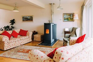 Living area - Stunning barn conversion and Traditional cottage  on Family Farm - pet friendly (Alyth)