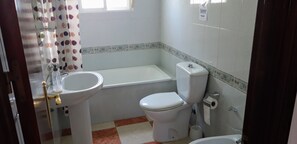 Bathtub, towels, soap, toilet paper - Individual Villa with private pool, La Barrosa, Chiclana (CHICLANA DE LA FRONTERA)