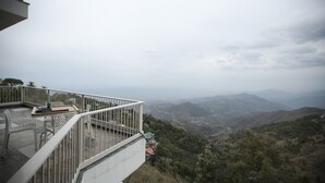 A balcony with a view of a mountainous landscape. - Echor The Rustic Retreat Kasauli (Kasauli)