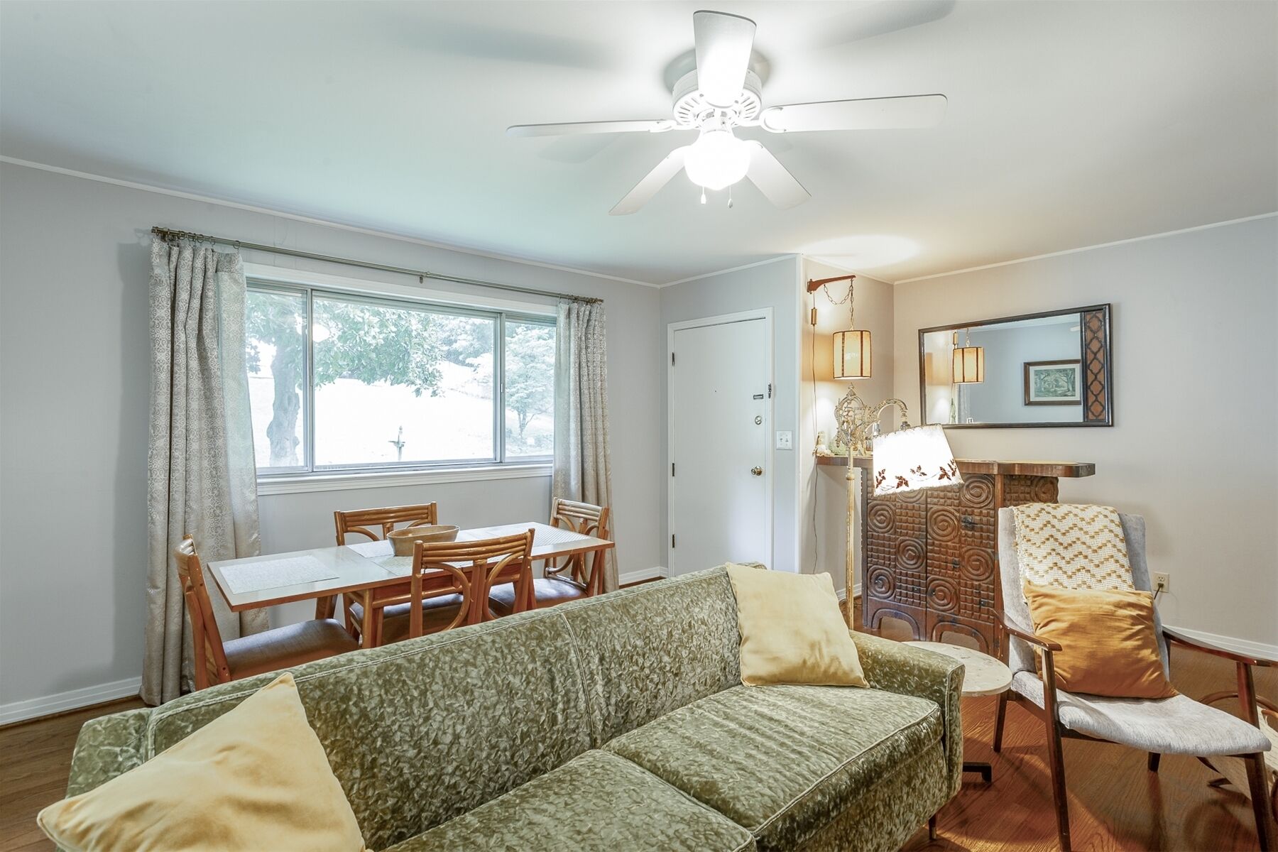 Mid Century Modern Apartment - Close to Downtown!!