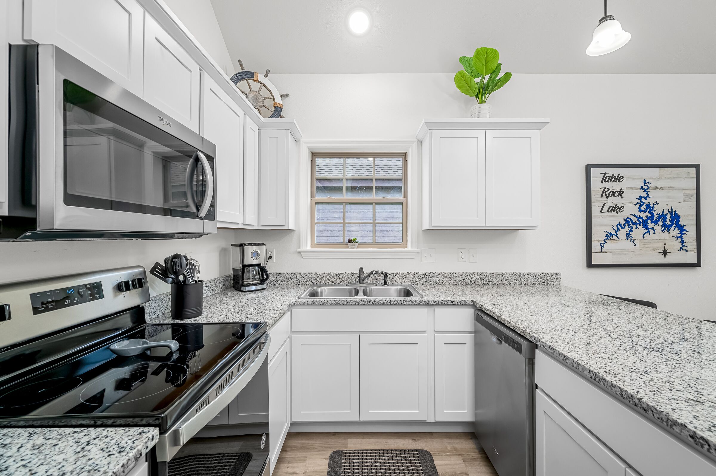 4BD LODGE at Table Rock ⛵Stunning, Near Dogwood Canyon, Pool🏊 (THE BBH)