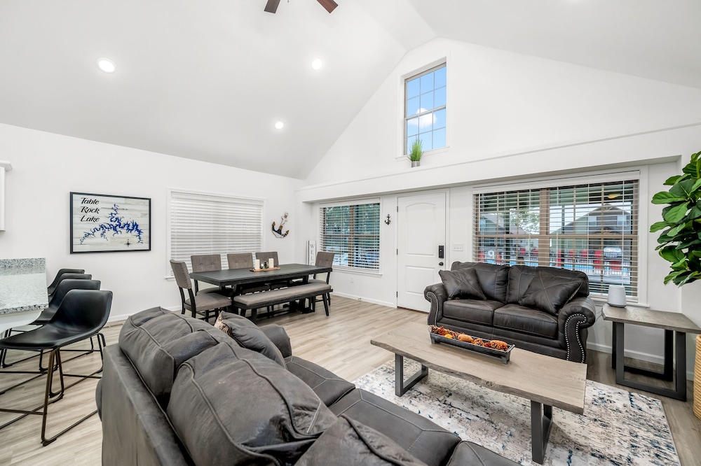 4BD LODGE at Table Rock ⛵Stunning, Near Dogwood Canyon, Pool🏊 (THE BBH)