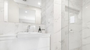 Bathtub, hair dryer, towels - Kingfisher 2, 5-7 Ondine Close (Nelson Bay)