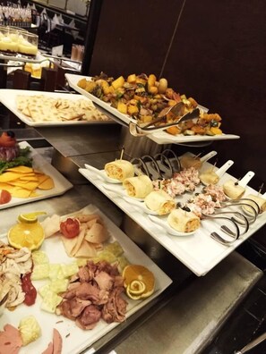 Free daily English breakfast  - Bon Hotel Ikeja Residence (Lagos)