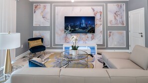 Smart TV, videogiochi, tavolo da calcetto, libri