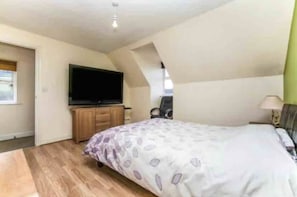 3 bedrooms, desk, iron/ironing board, free WiFi