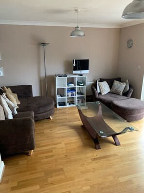 TV, video games, DVD player, ping pong - 3 x Floor Fun House with Games Room (Sleeps 6) (Ashford)