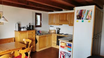 Geladeira, micro-ondas, fogĂŁo, cooktop