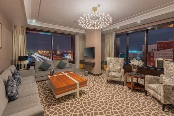 Presidential Suite | Edredón, decoración personalizada, muebles diferentes y escritorio