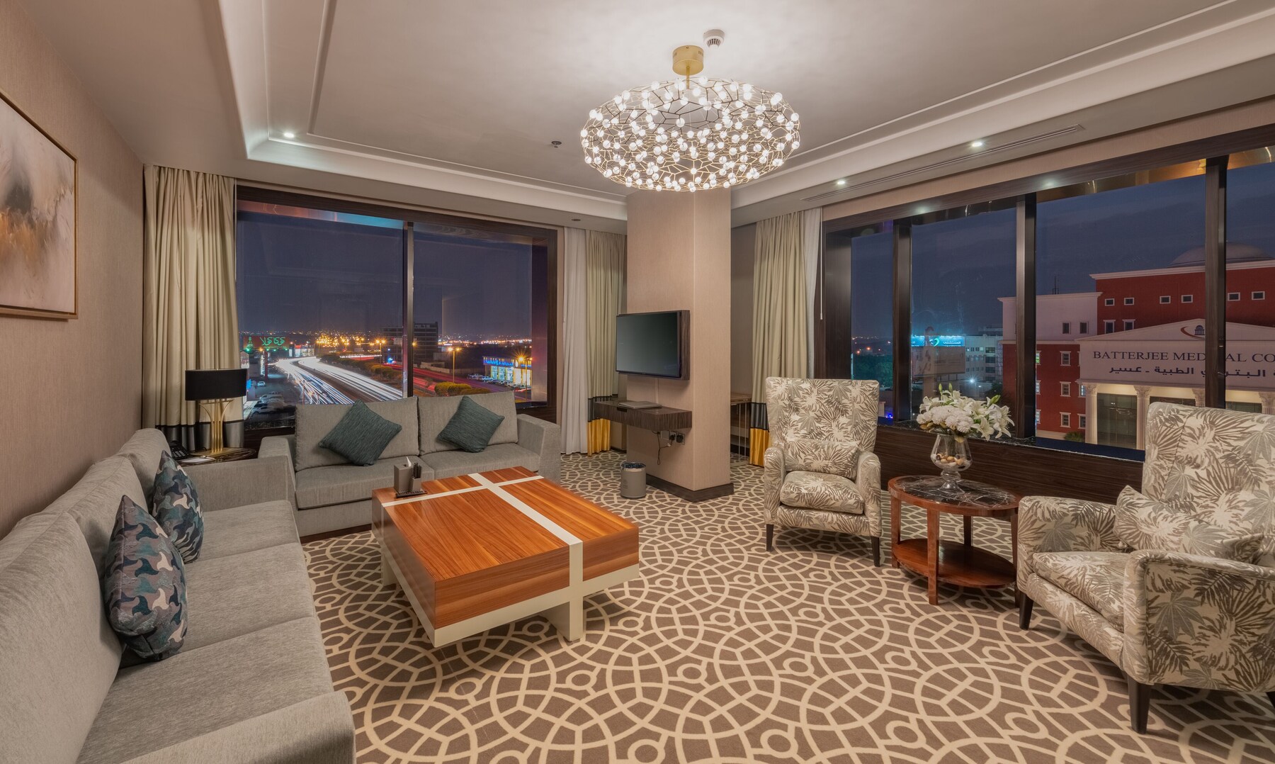 Presidential Suite | Down duvets, desk, laptop workspace, soundproofing