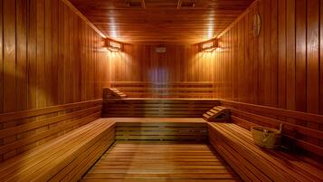 En sauna med træbænke og bordinventar, trægulv og træloft.