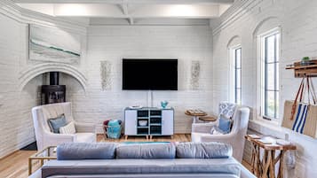 Smart TV, fireplace, video games