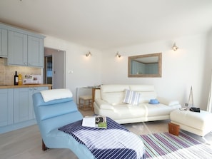 Smart TV, DVD player, music library - Fantastic Apartment 60m from the Beach (Porthtowan)