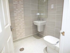 Badewanne, Haartrockner, Handtücher