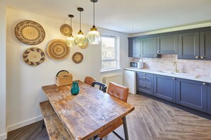 Dining - Host & Stay | Fox Cottage (Bellingham)