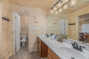 House, Multiple Beds (Creekside #3580) | Bathroom | Towels - Creekside #3580 (Cosby)