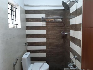 Shower, towels - Hotel Empark (Bengaluru)