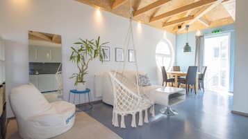 TV connectée, table de tennis de table, chaßne hi-fi