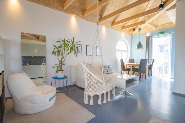 Smart-tv, een tafeltennistafel en een stereo