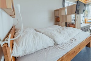 1 slaapkamer, een bureau, een strijkplank/strijkijzer, reisbedje