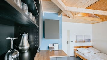 1 dormitorio, escritorio, tabla de planchar con plancha y cuna de viaje