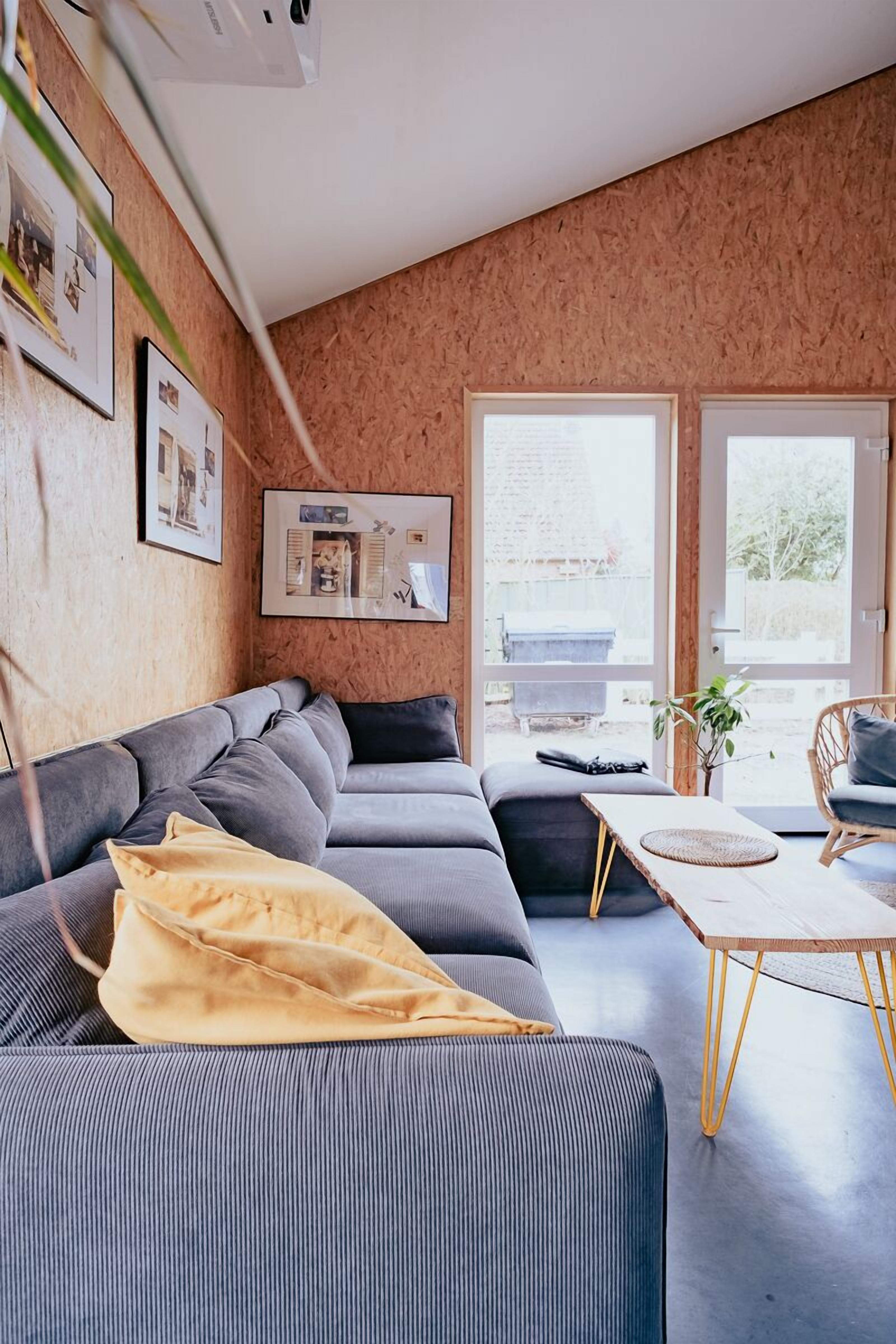 Smart-TV, Videospiele, Tischfußball, Tischtennisplatte