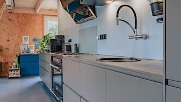 Een koelkast, een microgolfoven, een oven, een kookplaat