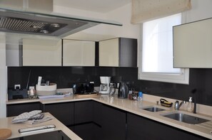 Fridge, microwave, oven, stovetop - French villa overlooking Marina in a beautiful setting with private pool (Aigues-Mortes)